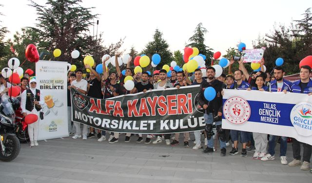 Kanserle Mücadele Eden Çocuklar İçin Balon Uçurdular