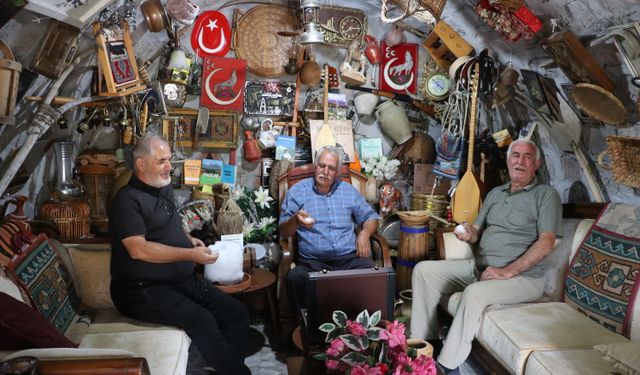 Müze gibi evinde biriktirdiği antikaları sergiliyor