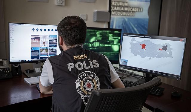 Polisler siber devriyede