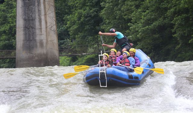 Yabancı turistlerden rafting heyecanı