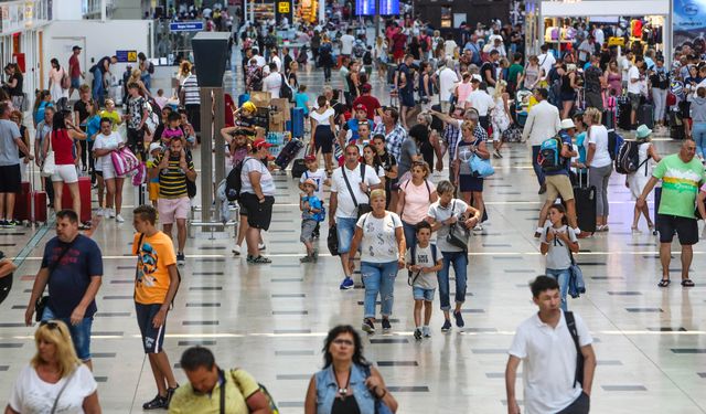 Antalya Havalimanı'nda yolcu trafiği yaşanıyor