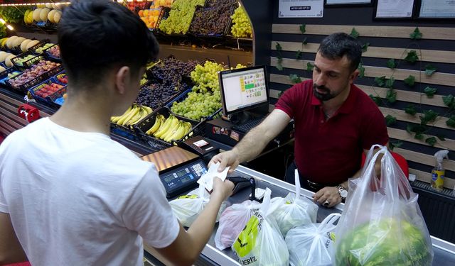Erzurumlu manav, iş yerine 2 poşet dolusu çorap bırakanı arıyor