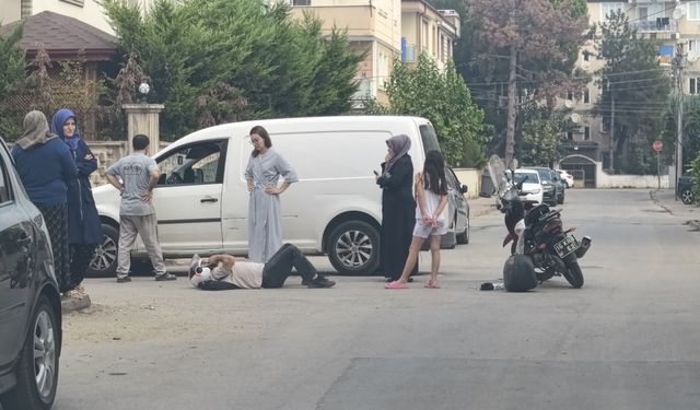 Hafif ticari araçla motosiklet çarpıştı!
