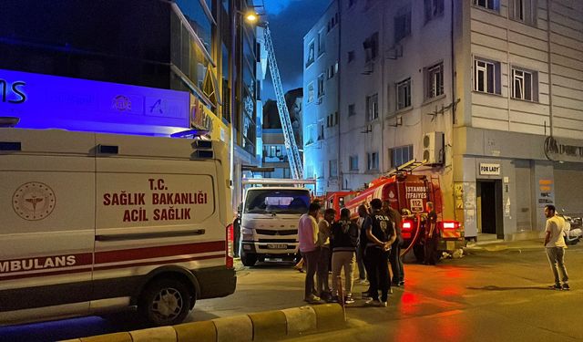 Kağıthane’de İş Merkezi Çatısında Yangın