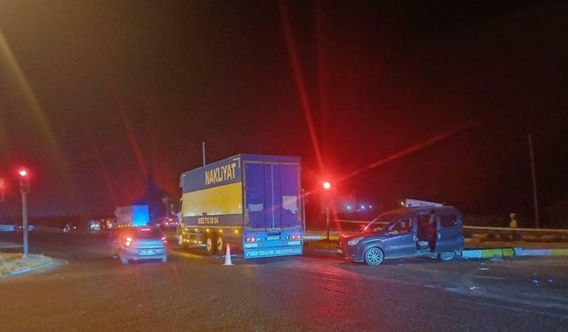 Kamyon ile hafif ticari araç çarpıştı! Ölü ve yaralılar var!