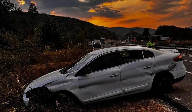 Kamyonetin sıkıştırdığı otomobil ağaçlık alana savruldu!