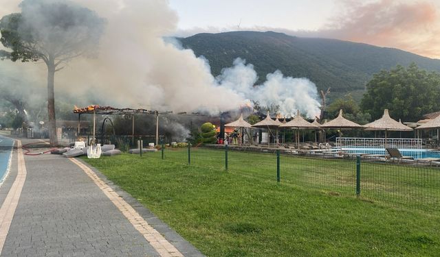 Otelin, bahçesindeki çıkan yangın söndürüldü