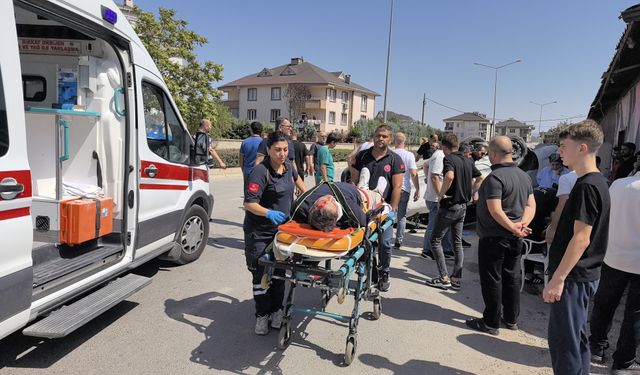 Refüje çarpan otomobil taklalar attı!