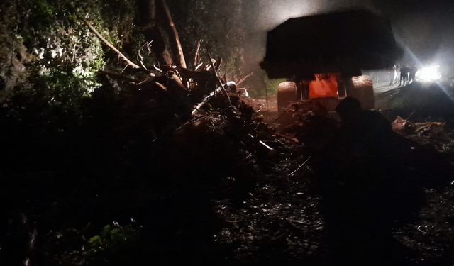 Rize'de Heyelan Yolu Kapattı