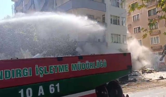 Sındırgı'da hasarlı binalar yıkılıyor!