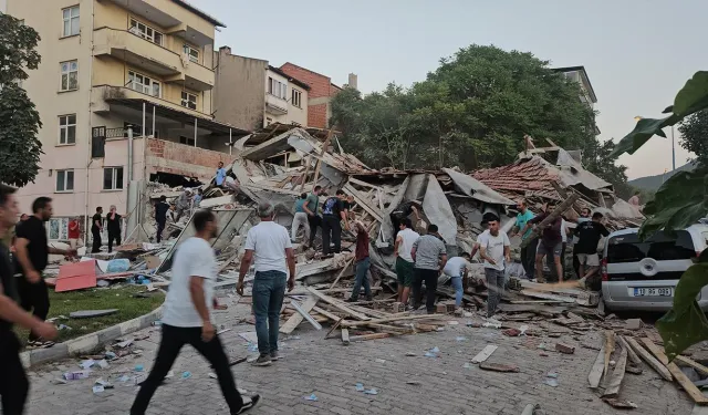 Sındırgı'da hasarlı binaların yıkımı hala sürüyor