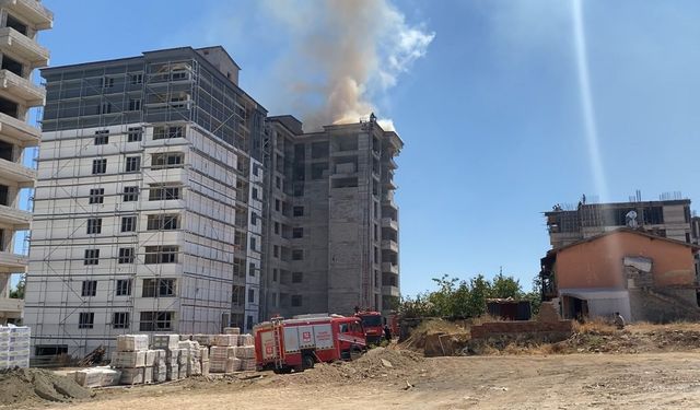 İnşaatın çatı katında yangına müdahale edildi