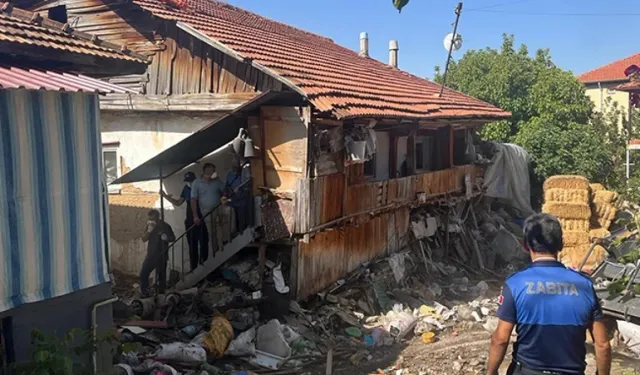 Evden 20 kamyon atık temizlendi