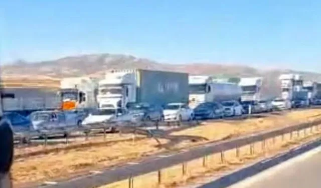Devrilen TIR'ın şoförü yaralandı