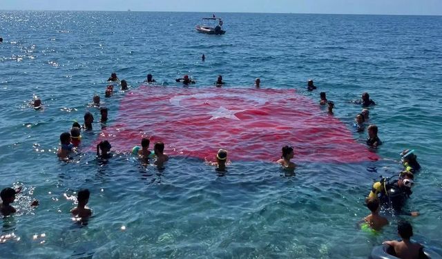 Dev Türk Bayrağı Denizde Dalgalandı!