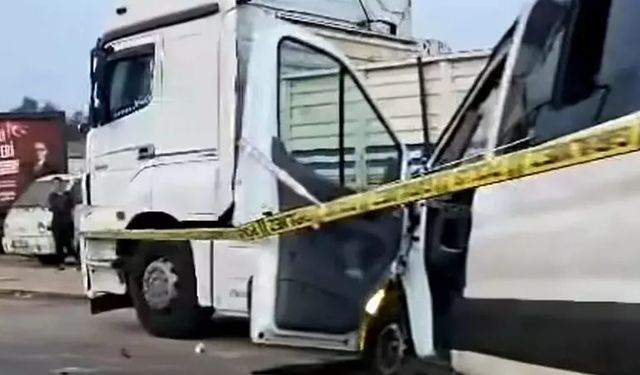 Öğrencileri taşıyan minibüs TIR'a çarptı: 2 ölü, 10 yaralı