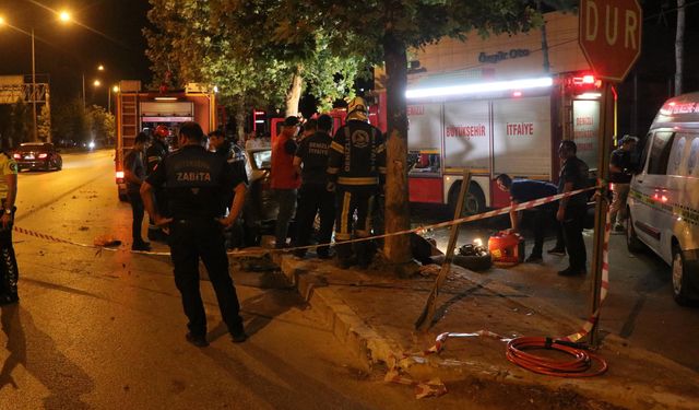 Otomobil ağaca çarptı: 2 Ölü