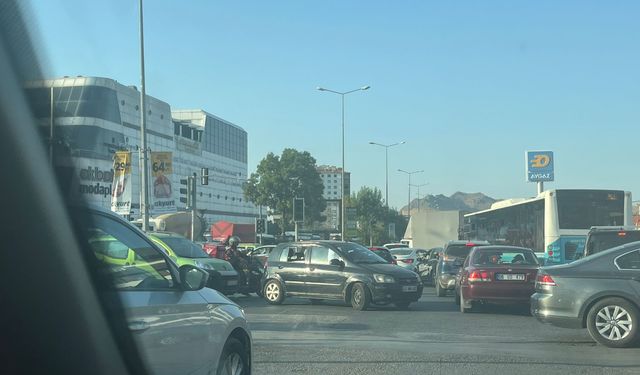 Mamak’ta İş Çıkışında Işık Krizi; Trafik Kilitlendi!