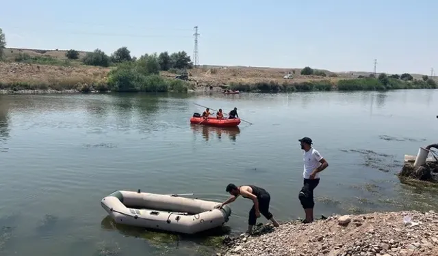 Kızılırmak Nehri'ne giren 3 kişi boğulma tehlikesi geçirdi