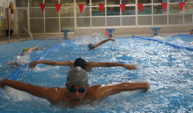 Şırnak'ta 43 bin kişiye yüzme  dersi verildi