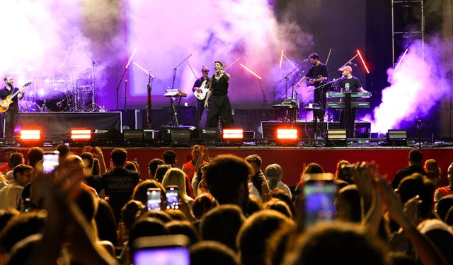 “Etimesgut’ta Zafer Bayramı Coşkusu: Can Bonomo’dan Unutulmaz Konser”
