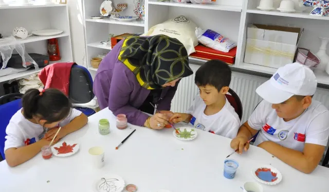 Yozgat'ta özel öğrenciler çini boyama kursunda yeteneklerini gösteriyor