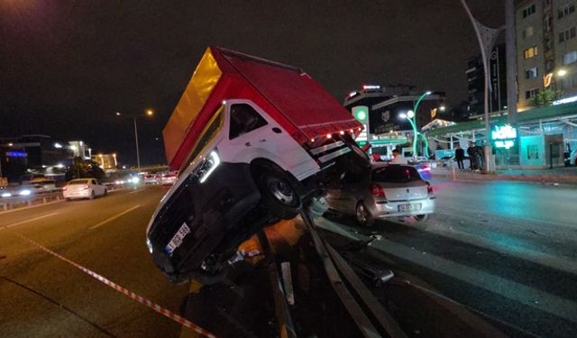 Kocaeli Gebze’de Kamyonet Bariyerlere Çıktı: 3 Kişi Yaralandı