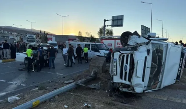 Sivas’ta Otomobil ile Minibüs Çarpıştı: 20 Yaralı