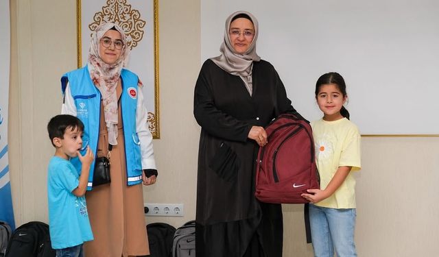 Kırşehir'de müftülük öğrencilere kırtasiye malzemesi dağıttı