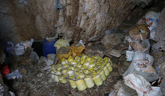 Kışlık yiyeceklerini mağarada saklıyorlar