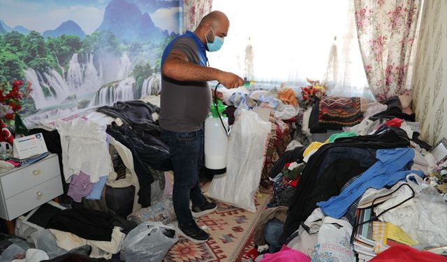 Müstakil evden 1 ton çöp çıkarıldı