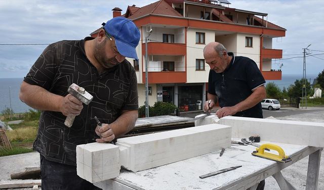 Taş oyma ustası mesleğini geleceğe aktarıyor