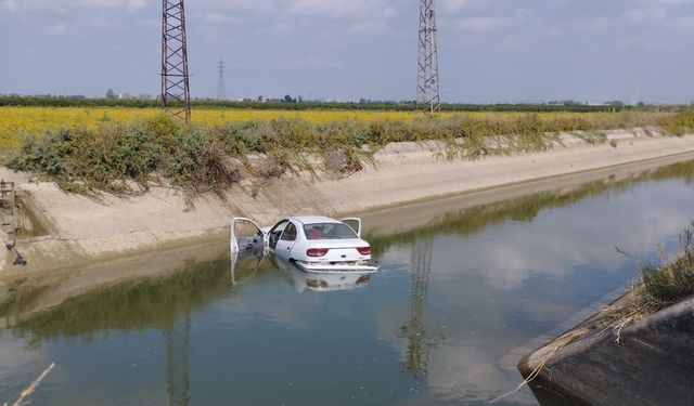 Adana'da otomobil, sulama kanalına devrildi