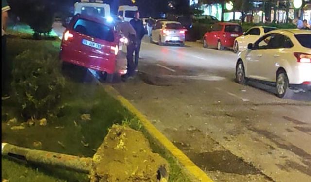 Otomobil, yayalara çarptı!