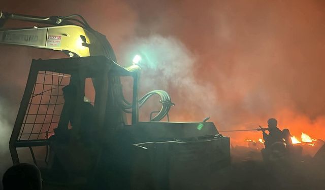 Antakya’da Hurdalık Yangını Kontrol Altında
