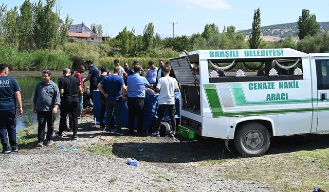 Arkadaşını kurtarmak isterken, beraber boğuldular!