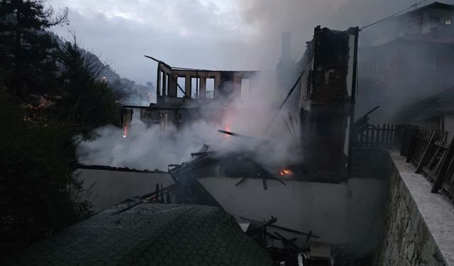 Bolu'da tarihi konak alev aldı