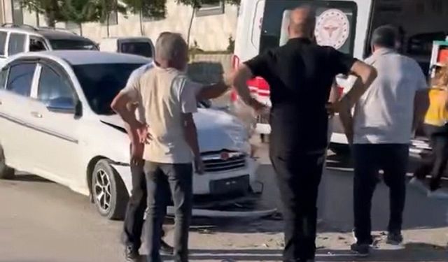 Bursa'da İki Otomobil Kafa Kafaya Çarpıştı