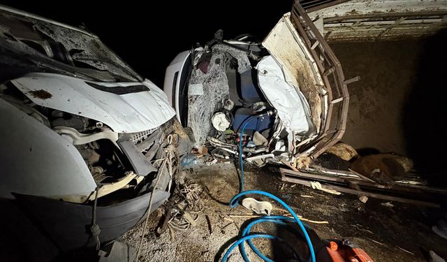 Diyarbakır'da feci kaza: 2 ölü, 1 yaralı