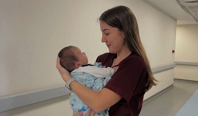 Doktorun kuvöz başındaki nöbeti sosyal medyada ilgi gördü