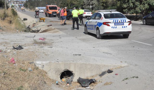 Edirne'de Kaza Yapan Araç Hurdaya Döndü