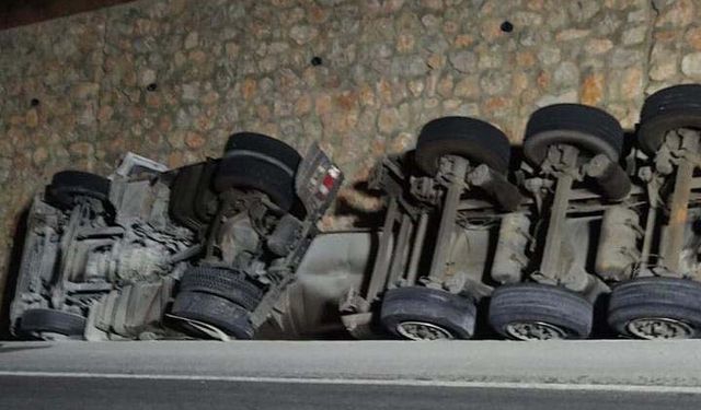 Emet’te Asit Yüklü Tanker Devrildi