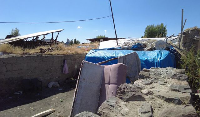 Erzurum'da evin damı çöktü: Anne ve 2 çocuğu hayatını kaybetti