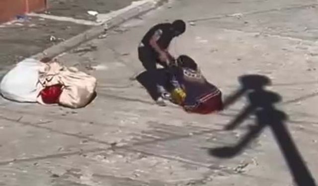 Eşini sokak ortasında darp etti