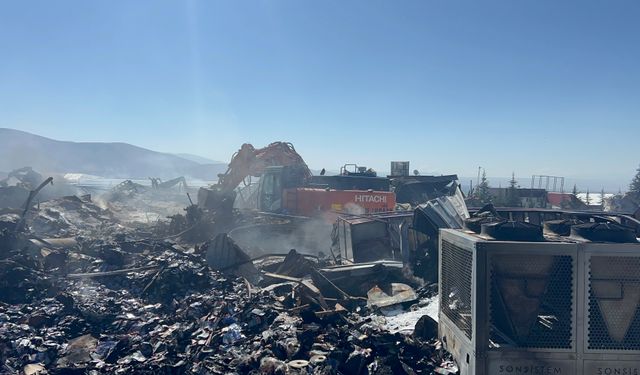 Fabrikada çıkan yangını soğutma çalışmaları sürüyor