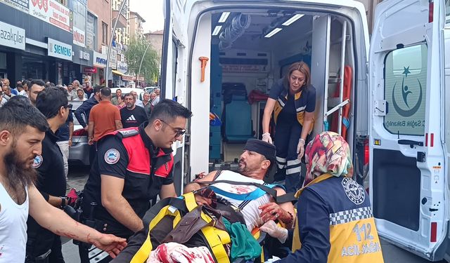 Güzellik merkezi sahibi, kıyafetini parçalayıp yarasına tampon yaptı