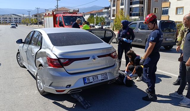 Hafif ticari araç, otomobile çarptı!