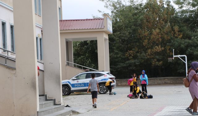 İki öğretmeni bıçakla yaraladı!