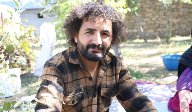 Kadınlar, dedelerinden kalma taş değirmende buğday öğütüyor