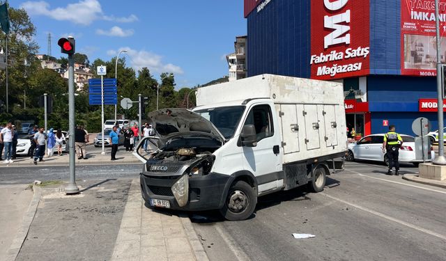 Kavşakta belediye otobüsü ile kamyonet çarpıştı!